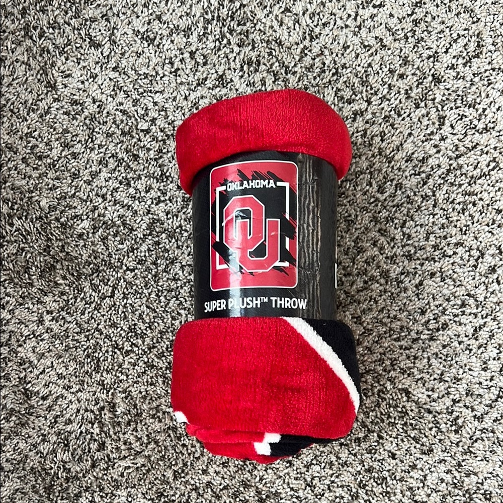 NWT OU ( University of Oklahoma) super plush throw. 46x60